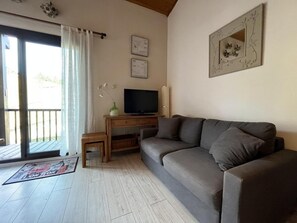 Living area - 10m from ski slopes, 6th floor, tv, 36m², Sauze - Super Sauze (Enchastrayes)