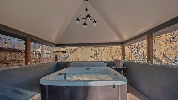 Outdoor spa tub - Cozy Cottage Getaway  (Payson)