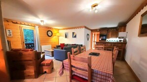 Dining - 10m from ski slopes, 1st floor, view open, balcony, tv, ski locker, 75m², Les Menuires (Les Menuires)
