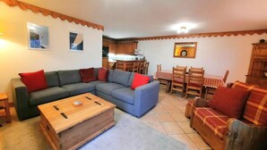Living area - 10m from ski slopes, 1st floor, view open, balcony, tv, ski locker, 75m², Les Menuires (Les Menuires)
