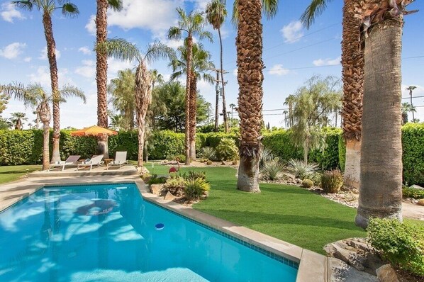 Una piscina al aire libre, una piscina climatizada