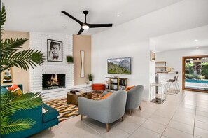 Una Smart TV, una chimenea