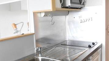 Kjøleskap, mikrobølgeovn, kaffetrakter/tekoker og brødrister