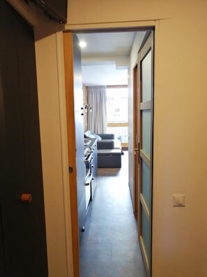 A narrow hallway leading to a bedroom with a bed, a dresser, and a window with curtains. - 10m from ski slopes, 2nd floor, balcony, tv, 22m², Les Arcs (Les Arcs)