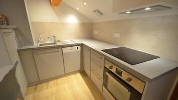 Réfrigérateur, micro-ondes, lave-vaisselle, cafetiÚre/bouilloire