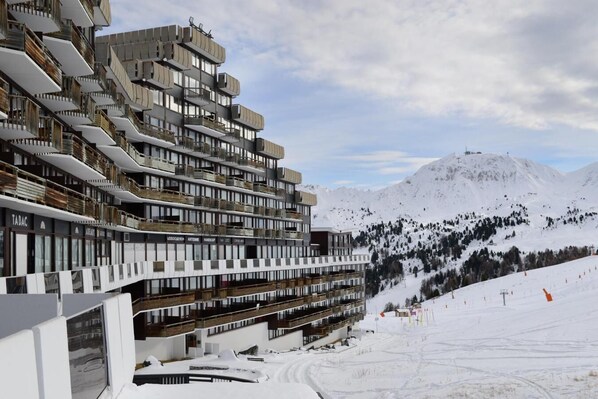 Exterior - 10m from ski slopes, view ski slopes, balcony, tv, ski locker, 26m², La Plagne (Aime)