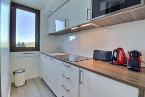 冷蔵庫、電子レンジ、食器洗い機、コーヒー / ティーメーカー