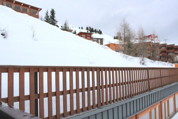 Property grounds - 50m from ski slopes, Ground floor, view mountain, balcony, tv, ski locker, 22m², La Plagne (La Plagne)