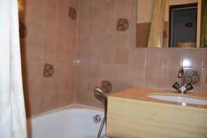 Bathtub - 1st floor, balcony, tv, ski locker, 21m², Pralognan-la-Vanoise (Pralognan-la-Vanoise)