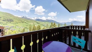 Un balcone con vista su dolci colline e montagne.