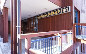 Un edificio de madera con un letrero que dice "Residence MIRAVIDI".