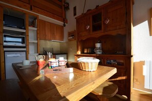 Cafetera y tetera, refrigerador, microondas y horno 