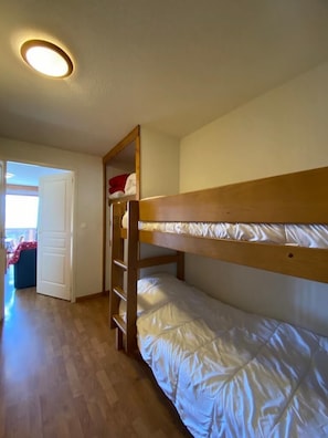 1 bedroom - 1st floor, view mountain, swimming pool, balcony, parking, tv, ski locker, 36m², La Joue du Loup (Agnières-en-Dévoluy)