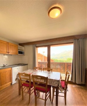 Dining - 1st floor, view mountain, swimming pool, balcony, parking, tv, ski locker, 36m², La Joue du Loup (Agnières-en-Dévoluy)
