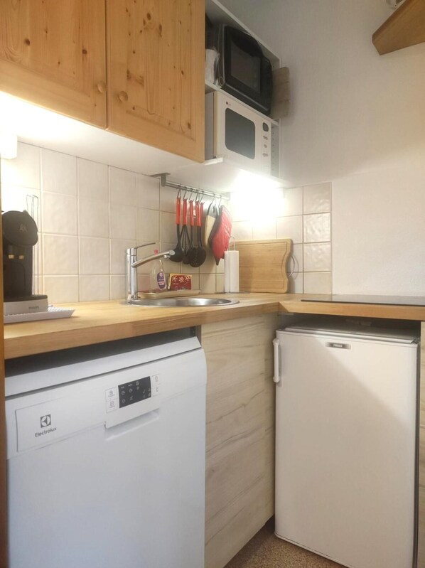 Kühlschrank, Mikrowelle, Ofen, Geschirrspüler