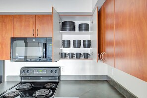 Kjøleskap, mikrobølgeovn, ovn og oppvaskmaskin