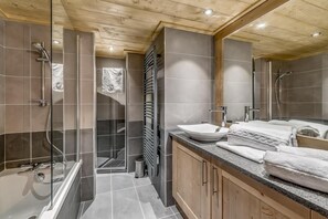 Baignoire, séchoir à cheveux