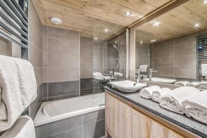 Bathroom - 200m from resort center, 7th floor, swimming pool, sauna, hammam, balcony, tv, ski locker, 72m² (Tignes)
