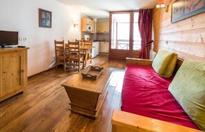 Living area - 1st floor, balcony, tv, 28m², Brides Les Bains (Brides-les-Bains)