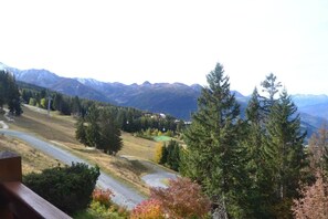 A mountainous landscape with a road, trees, and a distant view of mountains. - Ski-in/ski-out & foot of the slopes, 1st floor, view ski slopes, balcony, tv, ski locker, 65m² (Les Arcs)