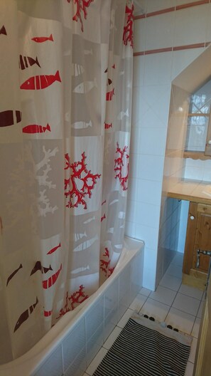 Bathtub - Ski-in/ski-out & foot of the slopes, 1st floor, view ski slopes, balcony, tv, 65m², Les Arcs (Les Arcs)