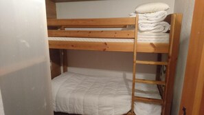 A bunk bed with a wooden ladder and a white mattress. - Ski-in/ski-out & foot of the slopes, 1st floor, view ski slopes, balcony, tv, ski locker, 65m² (Les Arcs)