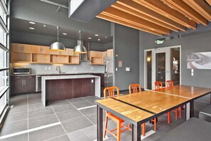 Dining - Premium SLU 1BR w/ Parking & Gym, views of Space Needle, by Blueground (Seattle)
