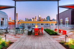 Outdoor dining - Premium SLU 1BR w/ Parking & Gym, views of Space Needle, by Blueground (Seattle)