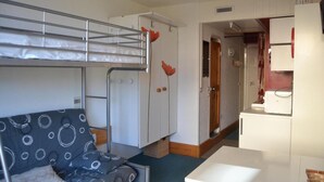 A compact room with bunk beds, a kitchenette, and a small seating area. - 100m from ski lifts, 6th floor, balcony, tv, 19m², Les Arcs (Les Arcs)
