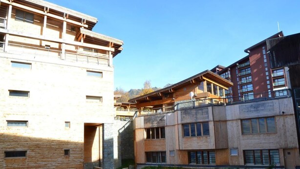 A multi-story building with a mix of wooden and stone facades, featuring balconies and large windows. - 100m from ski lifts, 6th floor, balcony, tv, 19m², Les Arcs (Les Arcs)