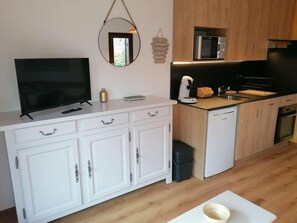 Kylskåp, mikrovågsugn, ugn och diskmaskin