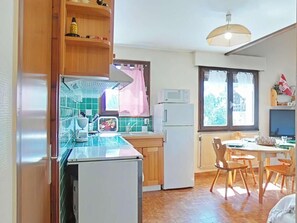 Frigorífico, microondas, horno y lavavajillas