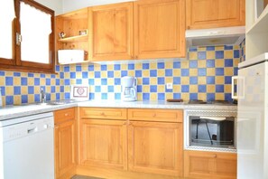 Kühlschrank, Mikrowelle, Ofen, Geschirrspüler