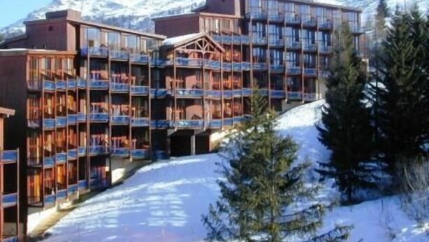 A multi-story hotel with balconies, set against a snowy mountain backdrop. - 150m from resort center, 3rd floor, tv, 33m², Les Arcs (Les Arcs)