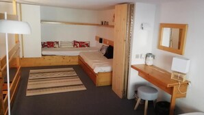 A compact room with a bed, a desk, a chair, and a small stool. - 150m from resort center, 3rd floor, tv, 33m², Les Arcs (Les Arcs)