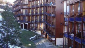 A multi-story building with balconies and large windows. - 150m from resort center, 3rd floor, tv, 33m², Les Arcs (Les Arcs)