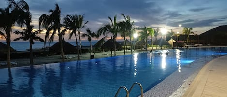 Una piscina al aire libre