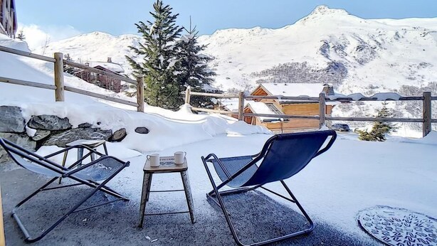 A snow-covered outdoor seating area with two chairs and a small table, overlooking a mountain landscape. - 200m from ski slopes, Ground floor, terrace, tv, 42m², Les Menuires (Les Menuires)