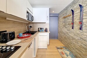 Réfrigérateur, micro-ondes, lave-vaisselle, cafetière/bouilloire