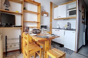 Fridge, microwave, oven, coffee/tea maker