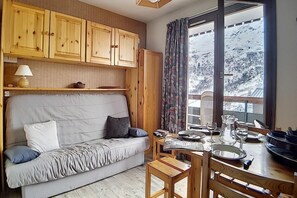 Living area - 200m from resort center, 2nd floor, view mountain, balcony, tv, 19m², Les Menuires (Les Menuires)