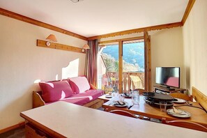 Living area - 100m from shops, 7th floor, balcony, tv, ski locker, 30m², Les Menuires (Les Menuires)