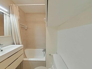 Bathroom - 300m from resort center, Ground floor, view mountain, parking, tv, 26m², Le Grand Bornand (Le Grand-Bornand)