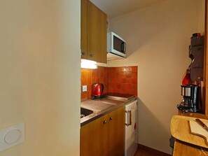 Refrigerador, microondas, horno, cafetera/tetera