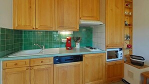 Kaffetrakter/tekoker, kjøleskap, mikrobølgeovn og ovn