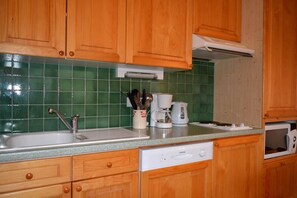 Kylskåp, mikrovågsugn, diskmaskin och kaffe- och tebryggare