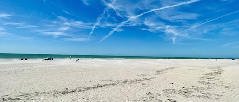 Sur la plage, chaise longue, serviettes de plage