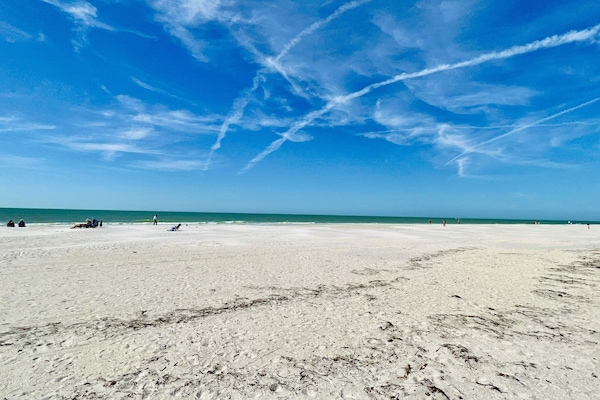 PĂ„ stranden, solstolar och strandhanddukar