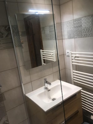 Douche, sĂšche-cheveux