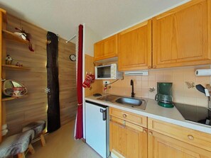 Fridge, microwave, oven, coffee/tea maker